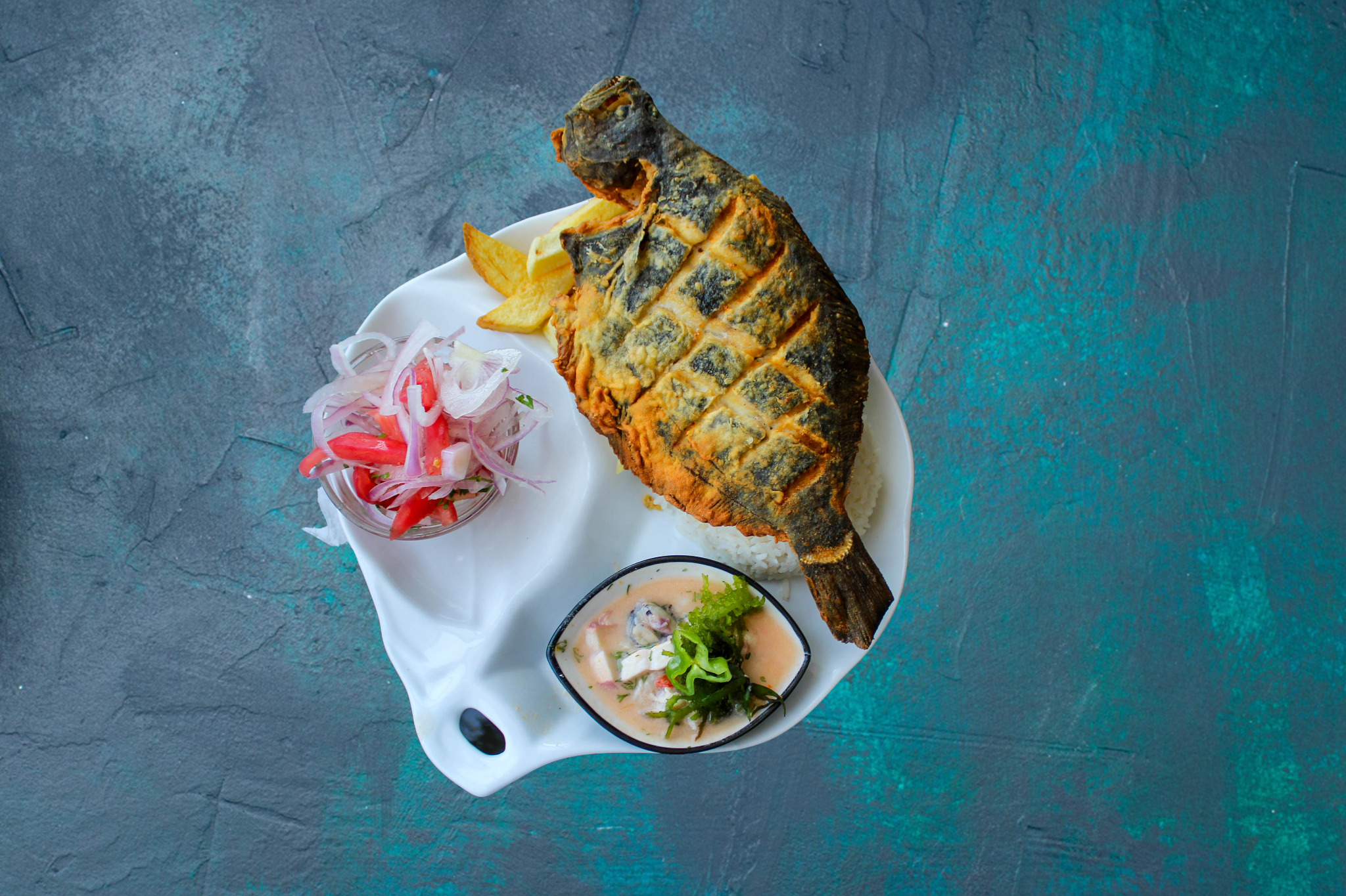 Pescado frito con guarnición